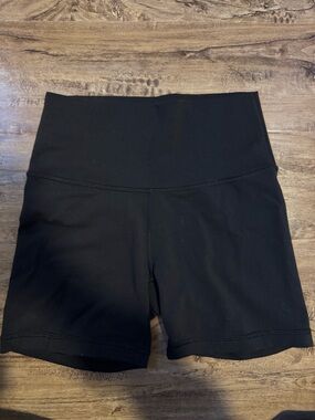 Aritzia TnAction High-Rise "5 Short